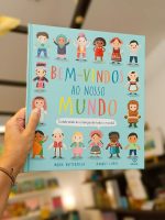 "Bem-vindos ao nosso Mundo" é um livro muito especial, que celebra os costumes e as tradições de muito países, com belíssimas ilustrações, que retratam de quantas cores é feito o nosso mundo.