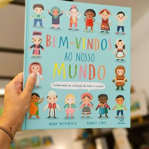 "Bem-vindos ao nosso Mundo" é um livro muito especial, que celebra os costumes e as tradições de muito países, com belíssimas ilustrações, que retratam de quantas cores é feito o nosso mundo.
