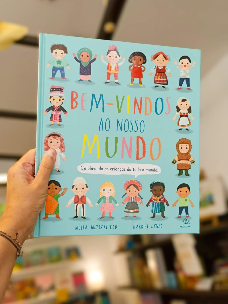 "Bem-vindos ao nosso Mundo" é um livro muito especial, que celebra os costumes e as tradições de muito países, com belíssimas ilustrações, que retratam de quantas cores é feito o nosso mundo.