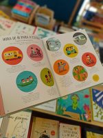 "Bem-vindos ao nosso Mundo" é um livro muito especial, que celebra os costumes e as tradições de muito países, com belíssimas ilustrações, que retratam de quantas cores é feito o nosso mundo.