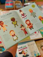 "Bem-vindos ao nosso Mundo" é um livro muito especial, que celebra os costumes e as tradições de muito países, com belíssimas ilustrações, que retratam de quantas cores é feito o nosso mundo.