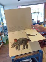 "Flip-o-sauros" é um livro interativo que lhe permite misturar as cabeças, os corpos e as caudas de dez dinossauros verdadeiros para criar mil dinossauros imaginários diferentes