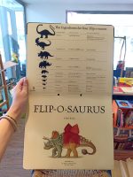 "Flip-o-sauros" é um livro interativo que lhe permite misturar as cabeças, os corpos e as caudas de dez dinossauros verdadeiros para criar mil dinossauros imaginários diferentes