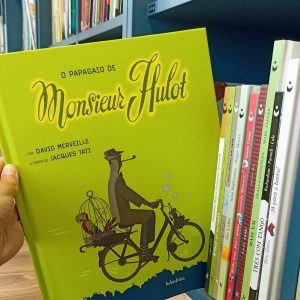 Folheando as páginas do livro ilustrado "Papagaio do Monsieur de Hulot", percorremos Paris na companhia de uma personagem desastrada e despistada, divertida e engenhosa.