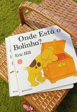 "Onde está o Bolinha?" é um livro com abas! O Bolinha é um cão que joga às escondidas com a mãe. Temos de o procurar entre as abas e ver as incríveis suspresas que vão aparecer!