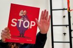 "STOP" é um livro ilustrado sobre o agente Simões, polícia-sinaleiro e o último da sua espécie. Toda a gente adorava o agente Simões.