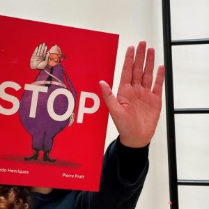 "STOP" é um livro ilustrado sobre o agente Simões, polícia-sinaleiro e o último da sua espécie. Toda a gente adorava o agente Simões.