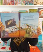 "STOP" é um livro ilustrado sobre o agente Simões, polícia-sinaleiro e o último da sua espécie. Toda a gente adorava o agente Simões.