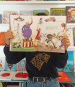 "STOP" é um livro ilustrado sobre o agente Simões, polícia-sinaleiro e o último da sua espécie. Toda a gente adorava o agente Simões.