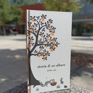 Storia di un Albero é um livro quase silencioso ou, mais especificamente, um livro silencioso que sussurra a sua história por poucas palavras.