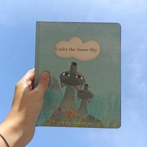 Under the Same Sky é um livro lindamente ilustrado e comovente que celebra as esperanças e sonhos compartilhados que unem as comunidades do mundo.