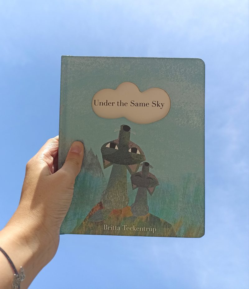 Under the Same Sky é um livro lindamente ilustrado e comovente que celebra as esperanças e sonhos compartilhados que unem as comunidades do mundo.