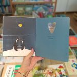 Under the Same Sky é um livro lindamente ilustrado e comovente que celebra as esperanças e sonhos compartilhados que unem as comunidades do mundo.
