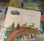 Under the Same Sky é um livro lindamente ilustrado e comovente que celebra as esperanças e sonhos compartilhados que unem as comunidades do mundo.