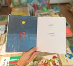 Under the Same Sky é um livro lindamente ilustrado e comovente que celebra as esperanças e sonhos compartilhados que unem as comunidades do mundo.