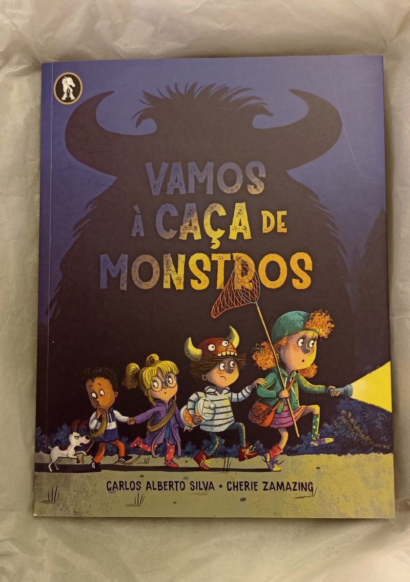 "Vamos à caça de monstros" é um incrível livro sobre monstros! Um grupo de amigos junta-se para caçarem aquilo que mais lhes mete medo.