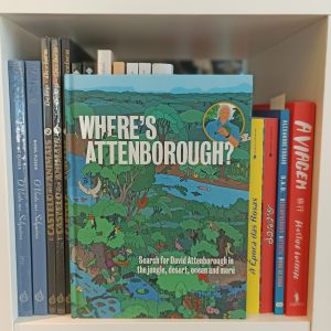 O livro "Where's Attenborough?" é interativo. É ótimo para quem gosta de aprender sobre a natureza e o mundo animal e, ao mesmo tempo, divertir-se a encontrar o explorador entre as páginas, quando Attenborough mergulha no oceano, ou quando atravessa zonas húmidas.