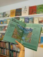 O livro "Where's Attenborough?" é interativo. É ótimo para quem gosta de aprender sobre a natureza e o mundo animal e, ao mesmo tempo, divertir-se a encontrar o explorador entre as páginas, quando Attenborough mergulha no oceano, ou quando atravessa zonas húmidas.