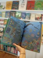 O livro "Where's Attenborough?" é interativo. É ótimo para quem gosta de aprender sobre a natureza e o mundo animal e, ao mesmo tempo, divertir-se a encontrar o explorador entre as páginas, quando Attenborough mergulha no oceano, ou quando atravessa zonas húmidas.