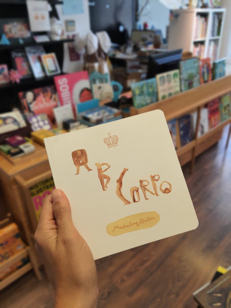 "A B Corpo" é um livro escrito e ilustrado à mão por Madalena Bastos