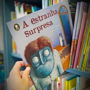 No livro ilustrado "A estranha surpresa", o texto de Gracia Iglesias convida à leitura em voz alta, e as ilustrações de Vicente Cruz a observar cada um dos imensos detalhes hilariantes que cada cena esconde.
