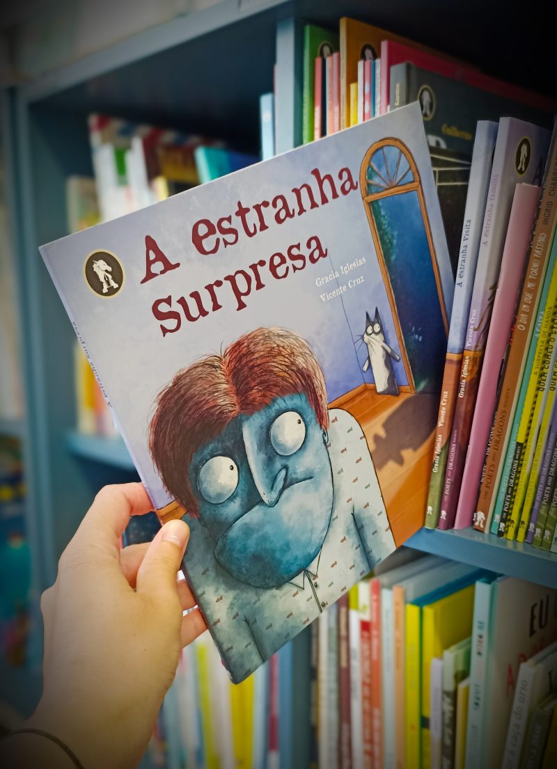 No livro ilustrado "A estranha surpresa", o texto de Gracia Iglesias convida à leitura em voz alta, e as ilustrações de Vicente Cruz a observar cada um dos imensos detalhes hilariantes que cada cena esconde.