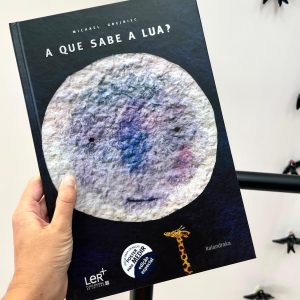 "A que sabe a lua?" é um clássico da literatura infanto-juvenil. Este é um livro em que os animais desejam saber há já muito tempo se a lua seria salgada ou doce.