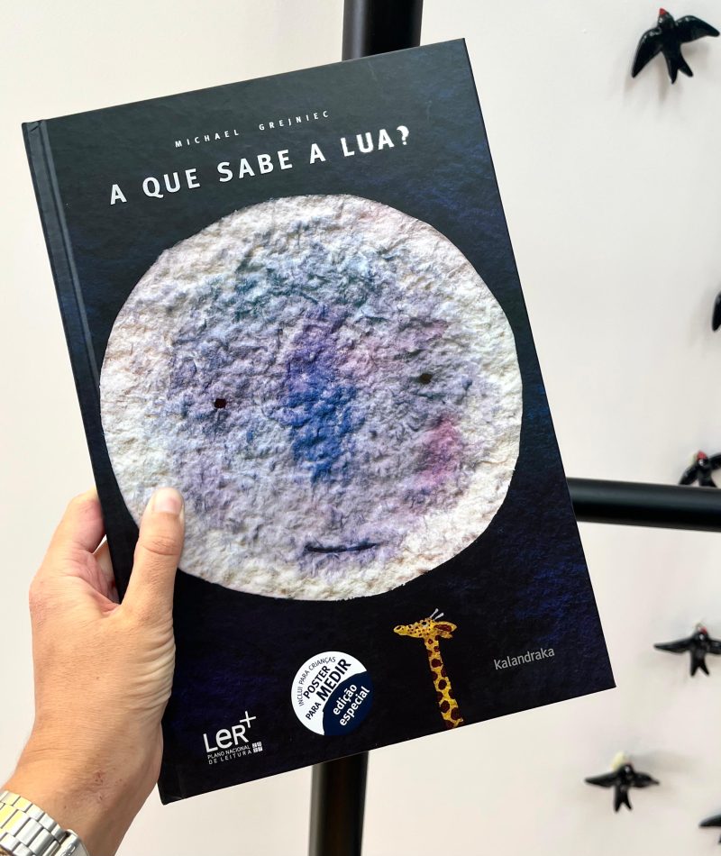 "A que sabe a lua?" é um clássico da literatura infanto-juvenil. Este é um livro em que os animais desejam saber há já muito tempo se a lua seria salgada ou doce.
