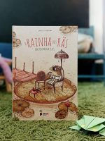 “A rainha das rãs não pode molhar os pés” tem tudo para se tornar no primeiro contacto dos mais novos com o universo da política moderna.