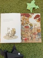 “A rainha das rãs não pode molhar os pés” tem tudo para se tornar no primeiro contacto dos mais novos com o universo da política moderna.