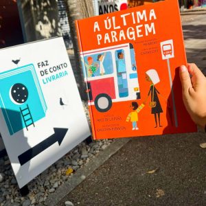 O livro "A última paragem" passa-se durante uma viagem que um neto cheio de perguntas faz a uma avó com respostas lúcidas e extraordinárias.