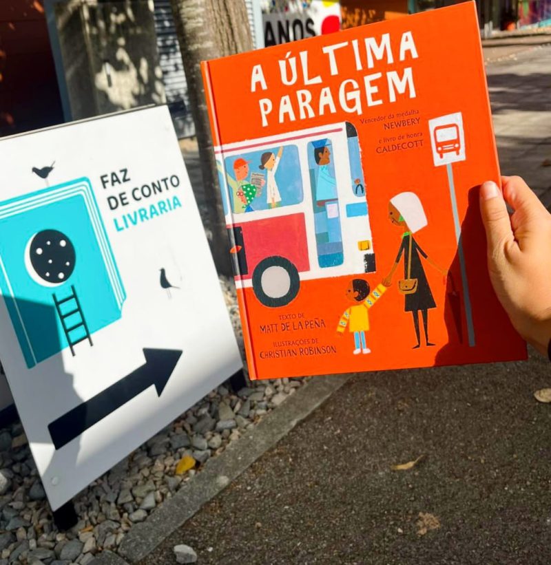 O livro "A última paragem" passa-se durante uma viagem que um neto cheio de perguntas faz a uma avó com respostas lúcidas e extraordinárias.