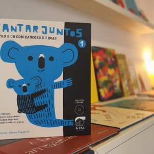 O livro com CD "Cantar Juntos 1" é dirigido a pais e filhos, educadores e todos os profissionais que trabalham com crianças dos 0 e os 3 anos. Com ilustrações de Madalena Matoso (Planeta Tangerina), a obra inclui 27 canções (tradicionais e de autor) e 21 rimas.