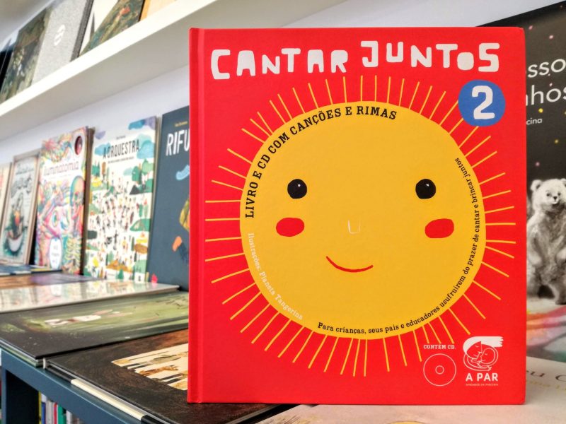 O livro com CD "Cantar Juntos 2" é dirigido a pais e filhos, educadores e todos os profissionais que trabalham com crianças dos 3 aos 6 anos. Os outros livros musicais são o "Cantar Juntos 1" e "Cantar Juntos pelo Mundo"