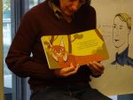 Caras, Caretas, Máscaras e Focinhos é um livro que reúne feições humanas, animais e fantasiosas para que os mais pequenos aprendam a reconhecer as expressões e os diferentes elementos do rosto.