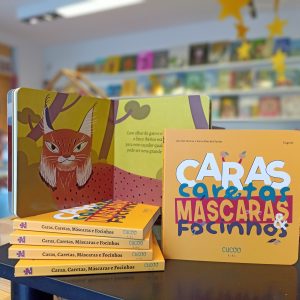 Caras, Caretas, Máscaras e Focinhos é um livro que reúne feições humanas, animais e fantasiosas para que os mais pequenos aprendam a reconhecer as expressões e os diferentes elementos do rosto.