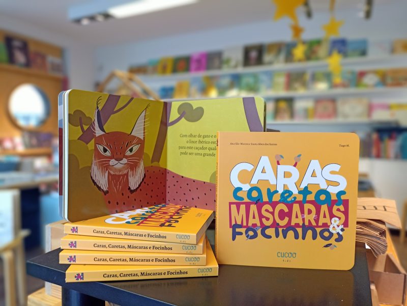 Caras, Caretas, Máscaras e Focinhos é um livro que reúne feições humanas, animais e fantasiosas para que os mais pequenos aprendam a reconhecer as expressões e os diferentes elementos do rosto.
