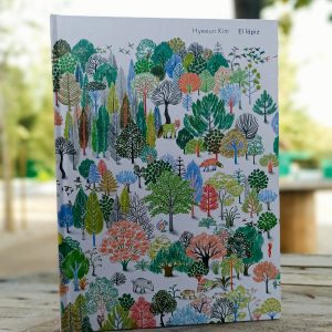 O livro ilustrado "El lápiz" começa com uma ideia maravilhosa - Alguém afia um lápis e as aparas de madeira cortadas, ao caírem, transformam-se em ramos e folhas que, por sua vez, se transformam numa floresta onde inúmeros seres vivem em harmonia.