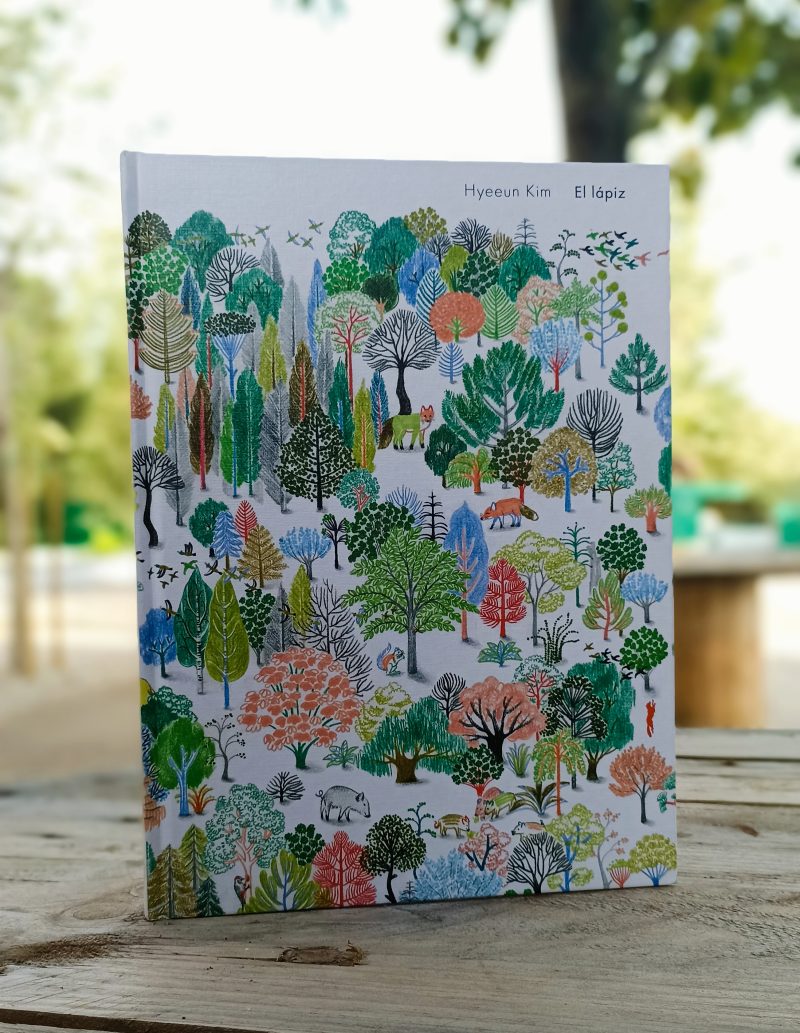 O livro ilustrado "El lápiz" começa com uma ideia maravilhosa - Alguém afia um lápis e as aparas de madeira cortadas, ao caírem, transformam-se em ramos e folhas que, por sua vez, se transformam numa floresta onde inúmeros seres vivem em harmonia.