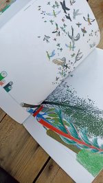 O livro ilustrado "El lápiz" começa com uma ideia maravilhosa - Alguém afia um lápis e as aparas de madeira cortadas, ao caírem, transformam-se em ramos e folhas que, por sua vez, se transformam numa floresta onde inúmeros seres vivem em harmonia.