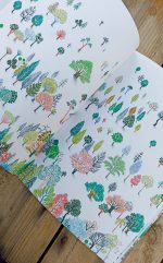 O livro ilustrado "El lápiz" começa com uma ideia maravilhosa - Alguém afia um lápis e as aparas de madeira cortadas, ao caírem, transformam-se em ramos e folhas que, por sua vez, se transformam numa floresta onde inúmeros seres vivem em harmonia.
