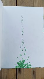 O livro ilustrado "El lápiz" começa com uma ideia maravilhosa - Alguém afia um lápis e as aparas de madeira cortadas, ao caírem, transformam-se em ramos e folhas que, por sua vez, se transformam numa floresta onde inúmeros seres vivem em harmonia.