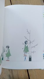 O livro ilustrado "El lápiz" começa com uma ideia maravilhosa - Alguém afia um lápis e as aparas de madeira cortadas, ao caírem, transformam-se em ramos e folhas que, por sua vez, se transformam numa floresta onde inúmeros seres vivem em harmonia.