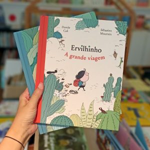 Se já sabe qual é a profissão do "Ervilhinho" dita neste primeiro livro da coleção, já sabe que é um grande ilustrador de selos! Desta vez no livro "Ervilhinho - A grande viagem" ele tem um bloqueio criativo!