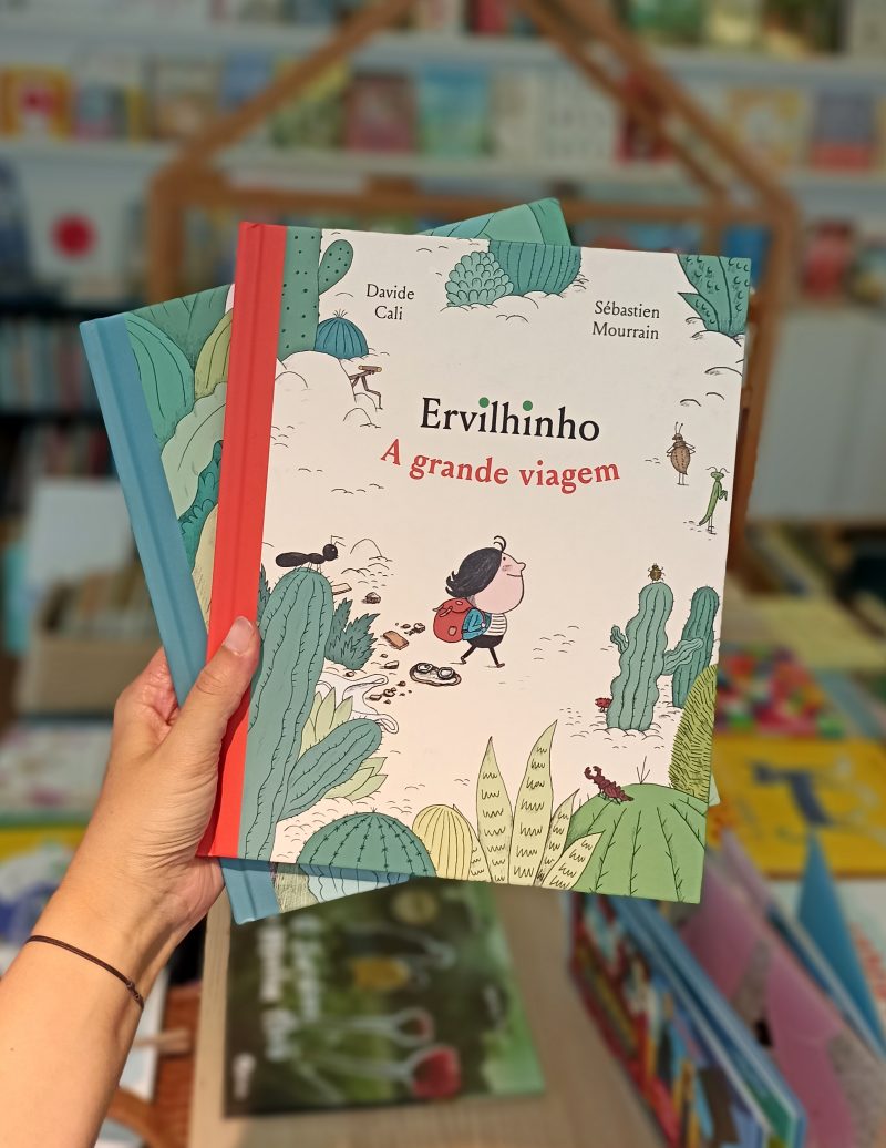 Se já sabe qual é a profissão do "Ervilhinho" dita neste primeiro livro da coleção, já sabe que é um grande ilustrador de selos! Desta vez no livro "Ervilhinho - A grande viagem" ele tem um bloqueio criativo!