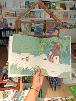 Se já sabe qual é a profissão do "Ervilhinho" dita neste primeiro livro da coleção, já sabe que é um grande ilustrador de selos! Desta vez no livro "Ervilhinho - A grande viagem" ele tem um bloqueio criativo!