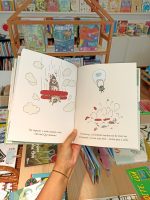 Se já sabe qual é a profissão do "Ervilhinho" dita neste primeiro livro da coleção, já sabe que é um grande ilustrador de selos! Desta vez no livro "Ervilhinho - A grande viagem" ele tem um bloqueio criativo!