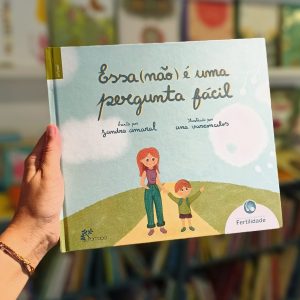 Essa (não) é uma pergunta fácil” é uma história entre a mãe e o filho que decorre no parque, onde ela responde a diversas perguntas sendo a primeira: «Mas afinal de onde vêm os bebés?».