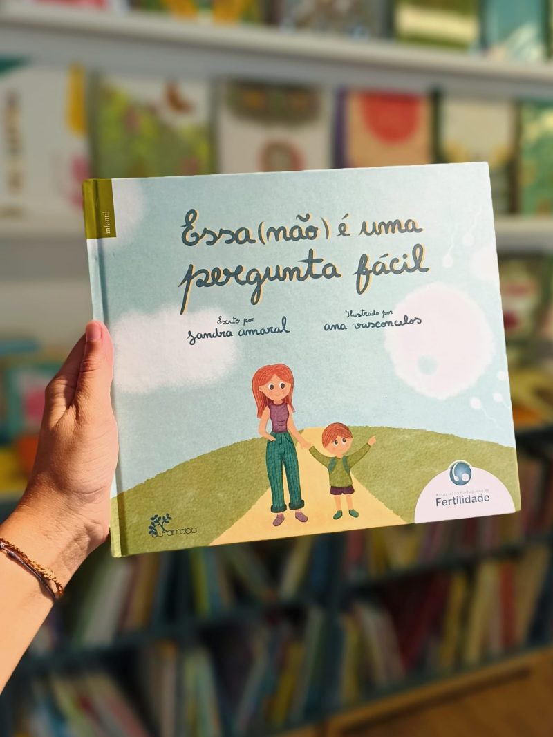 Essa (não) é uma pergunta fácil” é uma história entre a mãe e o filho que decorre no parque, onde ela responde a diversas perguntas sendo a primeira: «Mas afinal de onde vêm os bebés?».