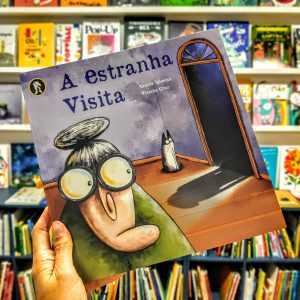 Uma história assustadoramente divertida, cheia de surpresas numa noite escura de relâmpagos e tempestades em que uma velha senhora receberá uma estranha visita. O texto rimado e repetitivo agarra os leitores numa história cumulativa de mistério, muito suspense e terror!… Uma história sobre amizades estranhas, com um final surpreendente.